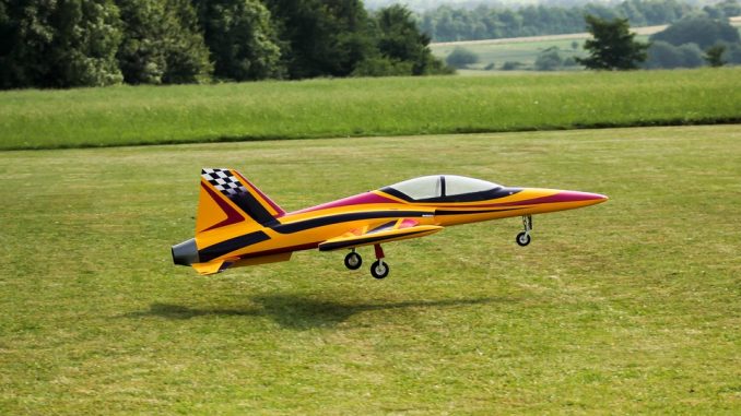 Epoxidharz im Modellbau Ein Modellflugzeug, das gerade abhebt