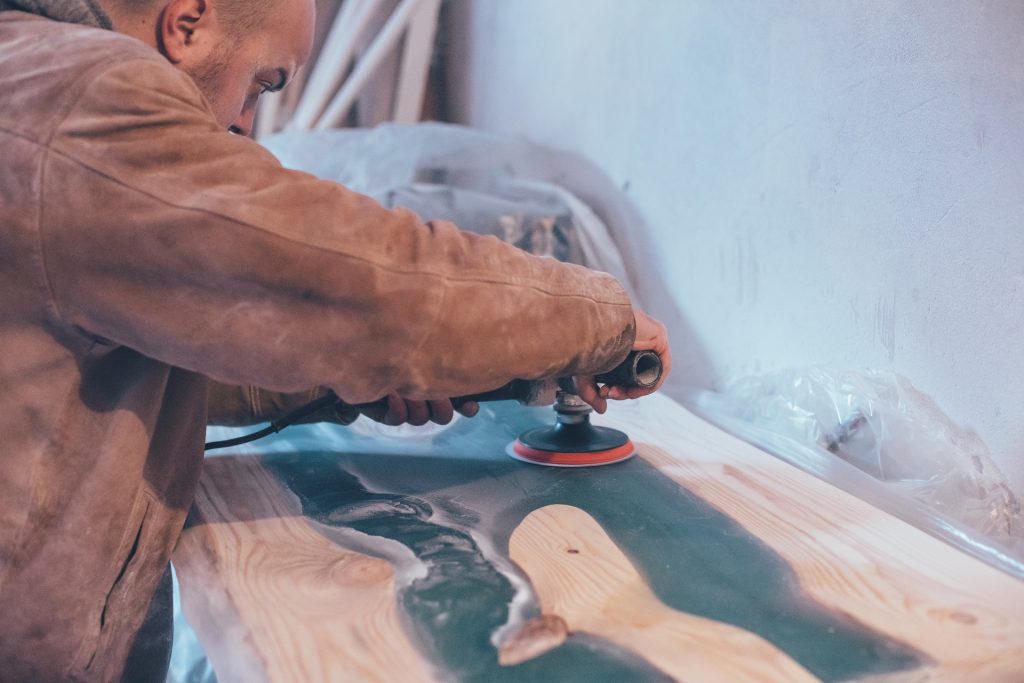 Epoxidharz Tisch selber bauen: Handwerker bei der Arbeit