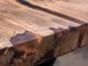 Ästhetischer Holztisch, dessen Risse professionell mit hochwertigem Epoxidharz gefüllt worden sind